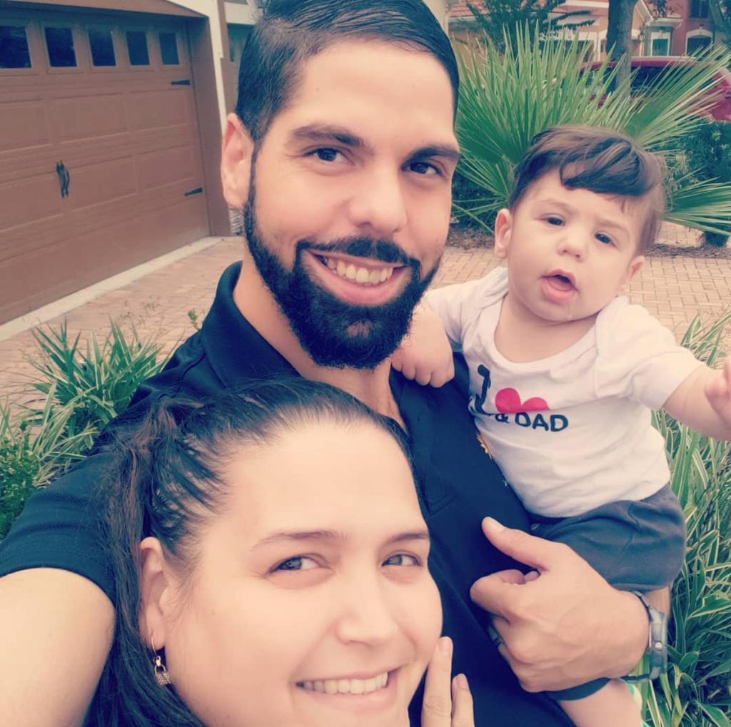 Thiago, Giselle e o filho Ícaro em frente à casa da família nos Estados Unidos