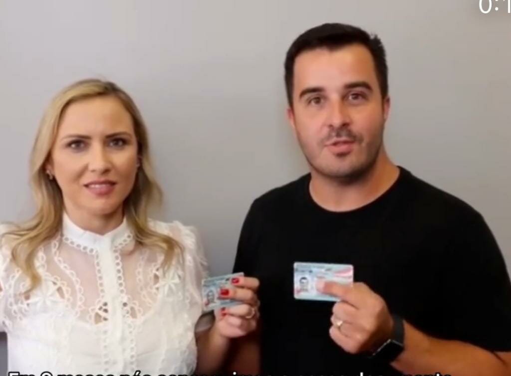 Gisele e Rodrigo mostrando seus green cards