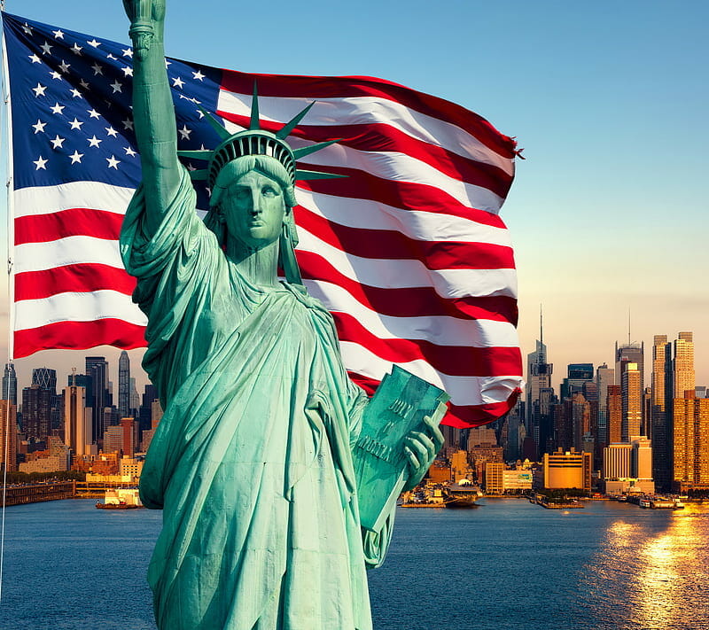 Estátua da Liberdade com a bandeira americana