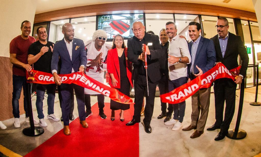 Inauguração da loja do Flamengo em Orlando, com fita de Grand Opening